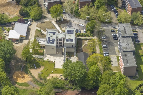 Aerial view, district and support centre Oberilp, former primary school Oberilp, residential area Rhönstraße, Hasselbeck, Heiligenhaus, Ruhr area, North Rhine-Westphalia, Germany, DE, Europe, kindergarten, day-care centre, aerial view, aerial photography, aerial photography, photovoltaics, photovoltaic system, solar, solar system, solar energy, solar energy, overview, bird's-eye view, birds-eyes view, overview