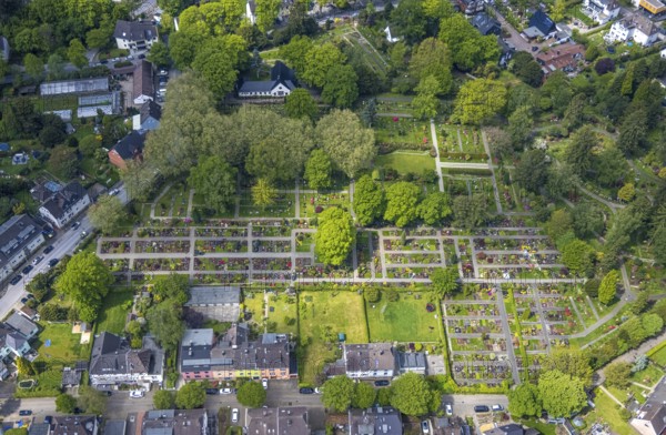 Aerial view, Protestant New Cemetery and Catholic Cemetery Friedensstraße, Leubeck, Heiligenhaus, Ruhr area, North Rhine-Westphalia, Germany, burial site, DE, Europe, cemetery, memorial, Gottesacker, graves, burial ground, aerial photograph, aerial photography, aerial photography, resting place, overview, bird's-eye view, overview