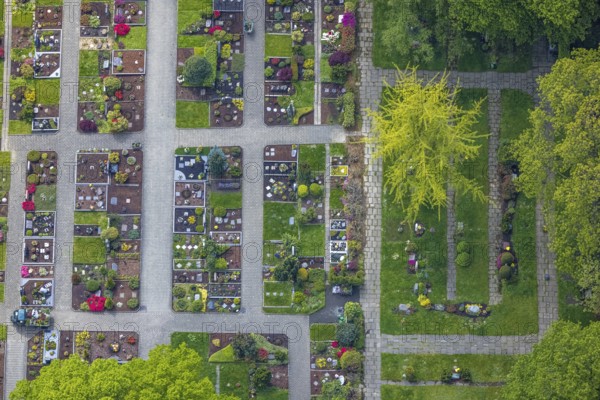Aerial view, Protestant New Cemetery and Catholic Cemetery Friedensstraße, Leubeck, Heiligenhaus, Ruhr area, North Rhine-Westphalia, Germany, burial site, DE, Europe, cemetery, memorial, Gottesacker, graves, burial ground, aerial photograph, aerial photography, aerial photography, resting place, overview, bird's-eye view, overview