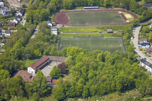 Aerial photo, St. Suitbertus Catholic Primary School, SSVg 09/12 Heiligenhaus sports ground, Hasselbeck, Heiligenhaus, Ruhr area, North Rhine-Westphalia, Germany, education, educational institution, DE, Europe, football pitch, football stadium, educational institute, aerial photo, aerial photography, aerial photography, school, sport, sports facilities, sports ground, sports facility, overview, bird's-eye view, bird's-eye view, overview