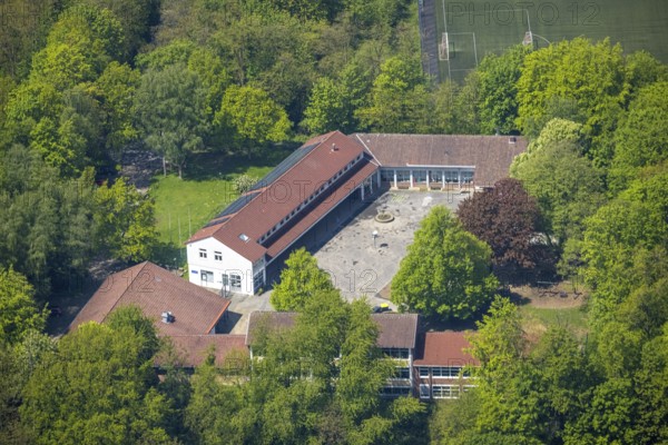 Aerial photo, Städtische Katholische Grundschule St. Suitbertus, Hasselbeck, Heiligenhaus, Ruhr area, North Rhine-Westphalia, Germany, education, educational institution, DE, Europe, educational institute, aerial photo, aerial photography, aerial photography, school, overview, bird's-eye view, birds-eyes view, overview