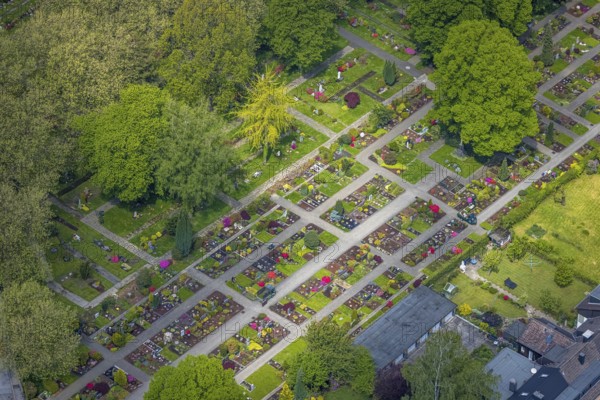 Aerial view, Protestant New Cemetery and Catholic Cemetery Friedensstraße, Leubeck, Heiligenhaus, Ruhr area, North Rhine-Westphalia, Germany, burial site, DE, Europe, cemetery, memorial, Gottesacker, graves, burial ground, aerial photograph, aerial photography, aerial photography, resting place, overview, bird's-eye view, overview
