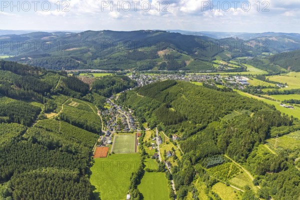 Aerial view, forest area and tennis courts with youth training, sports field Rönkhausen, Rönkhausen, Finnentrop, Sauerland, North Rhine-Westphalia, Germany, DE, Europe, football pitch, football stadium, football club, property tax, hilly landscape, real estate, aerial view, aerial photography, aerial photography, sports, sports facilities, sports field, sports facility, TV Rönkhausen 1892, tennis, tennis facility, tennis courts, training, overview, bird's-eye view, residential complex, living and life, residential area, residential buildings, quality of life, birds-eyes view, overview