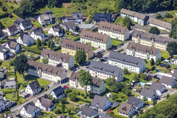 Aerial view, housing estate with multi-family houses Graf-von-Plettenberg-Straße, Bamenohl, Finnentrop, Sauerland, North Rhine-Westphalia, Germany, DE, Europe, property tax, real estate, aerial view, aerial photography, aerial photography, multi-family houses, apartment buildings, terraced houses, overview, bird's eye view, housing estate, housing and living, residential area, residential buildings, housing quality, housing estate, birds-eyes view, overview