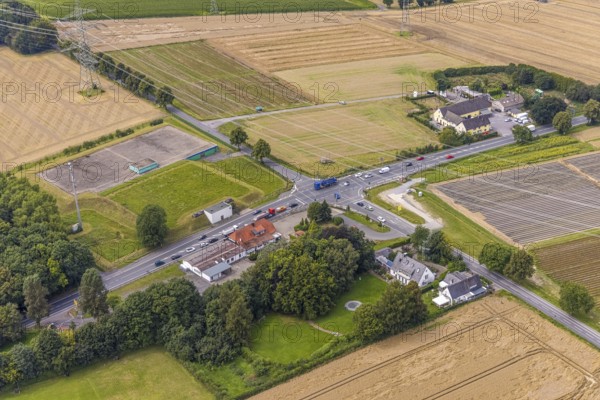 Aerial view, intersection Hubert-Biernat-Straße and Unnaer Straße federal road B233, farm shop Bauernhof Brinkmann, Strickherdicke, Fröndenberg/Ruhr, Ruhr area, North Rhine-Westphalia, Germany, DE, Europe, intersection, aerial view, aerial photography, aerial photography, overview, bird's eye view, birds-eyes view, overview