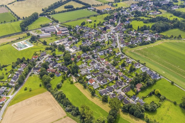 Aerial view, aerial view district Warmen, Fröndenberg/Ruhr, Ruhr area, North Rhine-Westphalia, Germany, DE, Europe, property tax, real estate, aerial view, aerial photography, aerial photography, townscape, city area, overview, bird's-eye view, residential area, residential area, residential buildings, residential quality, housing estate, birds-eyes view, overview