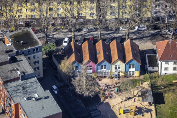Aerial view, Kindergarten Bulmke, Hertastrasse, residential building triangle, Florastrasse, Walpurgisstrasse, Gelsenkirchen-Bulmke-Hüllen, Gelsenkirchen, Ruhr area, North Rhine-Westphalia, Germany, DE, Europe, kindergarten, day-care centre, nursery, aerial photograph, aerial photography, aerial photography, overview, bird's-eye view, birds-eyes view, coloured house facades, overview