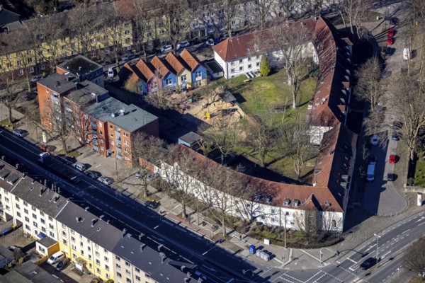 Aerial view, Kindergarten Bulmke, Hertastrasse, residential building triangle, Florastrasse, Walpurgisstrasse, Gelsenkirchen-Bulmke-Hüllen, Gelsenkirchen, Ruhr area, North Rhine-Westphalia, Germany, DE, Europe, kindergarten, day-care centre, nursery, aerial photograph, aerial photography, aerial photography, overview, bird's-eye view, birds-eyes view, coloured house facades, overview