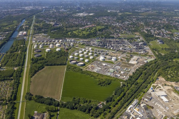 Aerial view, Gelsenkirchen city harbour on the Rhine-Herne Canal, Heßler, Gelsenkirchen, Ruhr area, North Rhine-Westphalia, Germany, DE, Europe, birds-eyes view, aerial photography, aerial photography, overview, bird's eye view, commercial sites, commercial areas