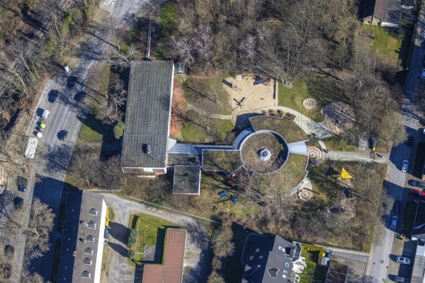 Aerial view, residential building with kindergarten and playground on Landecker Straße, Horst, Gelsenkirchen, Ruhr area, North Rhine-Westphalia, Germany, DE, Europe, kindergarten, day-care centre, day-care centre, aerial view, aerial photography, aerial photography, day-care centre, overview, bird's-eye view, overview