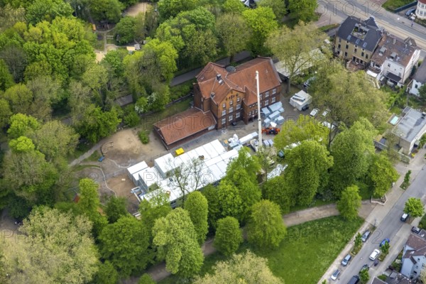 Aerial view, construction site and additional container at GGS Glückaufschule Ückendorf Außenstelle Parkstraße, Ückendorf, Gelsenkirchen, Ruhr area, North Rhine-Westphalia, Germany, construction work, construction area, building site, building plots, construction project, construction site, container, DE, Europe, aerial view, aerial photography, aerial photography, new building, overview, bird's-eye view, overview
