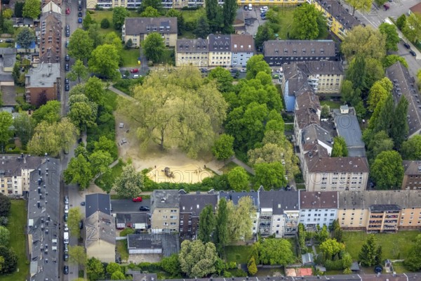 Aerial view, Möntingplatz, Schalke, Gelsenkirchen, Ruhr area, North Rhine-Westphalia, Germany, DE, Europe, property tax, real estate, aerial view, aerial photography, aerial photography, park, playground, overview, bird's-eye view, housing estate, living and living, residential area, residential buildings, quality of living, housing estate, birds-eyes view, overview