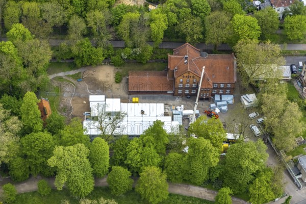 Aerial view, construction site and additional container at GGS Glückaufschule Ückendorf Außenstelle Parkstraße, Ückendorf, Gelsenkirchen, Ruhr area, North Rhine-Westphalia, Germany, construction work, construction area, building site, building plots, construction project, construction site, container, DE, Europe, aerial view, aerial photography, aerial photography, new building, overview, bird's-eye view, overview