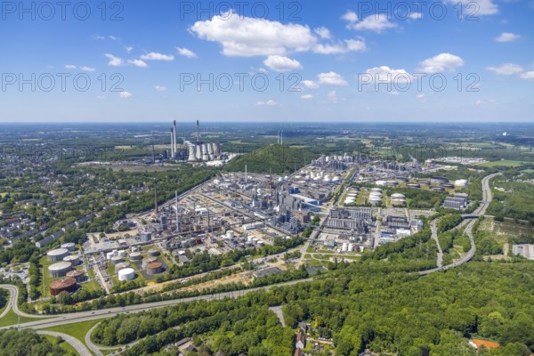 Aerial view, power plant Scholven, Ruhr Öl GmbH - BP Gelsenkirchen oil refinery, wind farm slagheap Oberscholven, Scholven, Gelsenkirchen, Ruhr area, North Rhine-Westphalia, Germany, slagheap, DE, Europe, power plant, aerial view, aerial photography, aerial photography, overview, bird's-eye view, WEA, wind energy, wind power, wind turbine, wind turbines, birds-eyes view, overview
