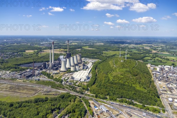 Aerial view, power plant Scholven, Ruhr Öl GmbH - BP Gelsenkirchen oil refinery, wind farm slagheap Oberscholven, Scholven, Gelsenkirchen, Ruhr area, North Rhine-Westphalia, Germany, slagheap, DE, Europe, power plant, aerial view, aerial photography, aerial photography, overview, bird's-eye view, WEA, wind energy, wind power, wind turbine, wind turbines, birds-eyes view, overview