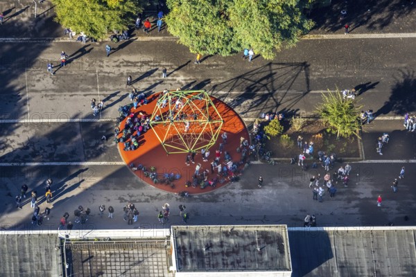 Aerial view, pupils on the playground of the Max-Planck-Gymnasium in the Buer district of Gelsenkirchen, Ruhr area, North Rhine-Westphalia, Germany, education, educational institution, DE, Europe, Gelsenkirchen, grammar school, climbing frame, educational institute, aerial view, aerial photography, aerial photography, school, gym equipment, overview, bird's-eye view, overview