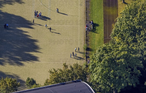 Aerial photo, youths on the sports field at Leibniz-Gymnasium in the Buer district of Gelsenkirchen, Ruhr area, North Rhine-Westphalia, Germany, DE, Europe, Gelsenkirchen, aerial view, aerial photography, aerial photography, sports facilities, sports field, sports facility, overview, bird's-eye view, overview