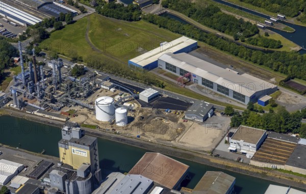 Aerial view, Gelsenkirchen city harbour on the Rhine-Herne Canal, Heßler, Gelsenkirchen, Ruhr area, North Rhine-Westphalia, Germany, DE, Europe, birds-eyes view, aerial photography, aerial photography, overview, bird's eye view, commercial sites, commercial areas