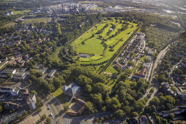 Aerial view, golf course golf club Schloss Horst and Schloss Horst in the district Horst in Gelsenkirchen, Ruhr area, North Rhine-Westphalia, Germany, DE, Europe, Gelsenkirchen, golf, golf course, golf club, golf meadow, aerial view, aerial photography, aerial photography, Museum Schloss Horst, castle, sports, overview, bird's-eye view, overview
