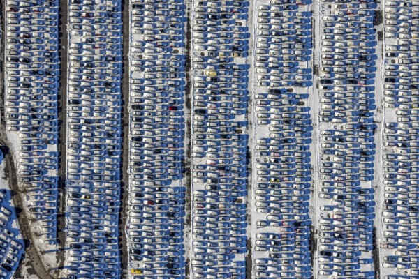 Aerial photo, CAT Automobillogistik Essen, Essen-Katernberg, Essen, Ruhr area, North Rhine-Westphalia, Germany, DE, Europe, shapes and colours, storage, logistics, logistics service, logistics service provider, logistics provider, aerial photo, aerial photography, aerial photography, snow, transport, transport service, overview, bird's eye view, winter, birds-eyes view, overview, car dump in winter, rows of cars, different coloured cars, car lot