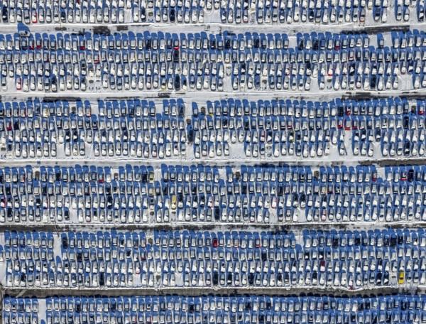Aerial photo, Essen-Katernberg, Essen, Ruhr area, North Rhine-Westphalia, Germany, DE, Europe, shapes and colours, storage, logistics, logistics service, logistics service provider, logistics provider, aerial photo, aerial photography, aerial photography, snow, transport, transport service, overview, bird's-eye view, winter, birds-eyes view, overview, car dump in winter, rows of cars, different coloured cars, car park