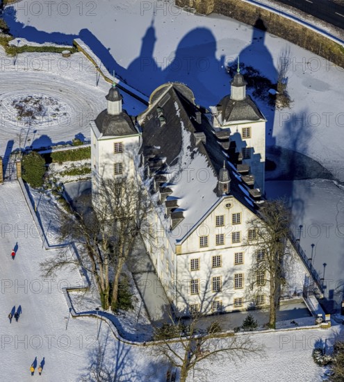 Aerial view, Borbeck Castle in winter landscape, Borbeck-Mitte, Essen, Ruhr area, North Rhine-Westphalia, Germany, DE, Europe, manor house, aerial view, aerial photography, aerial photography, park, castle, castle grounds, Schlossstraße, snow, overview, bird's-eye view, moated castle, winter, birds-eyes view, overview
