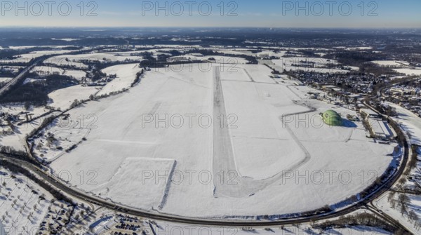 Aerial photo, Airport Essen / Mülheim in winter, Haarzopf, Essen, Ruhr area, North Rhine-Westphalia, Germany, DE, Europe, flight emission, airport, aircraft noise, airfield, runway, aerial photo, aerial photography, aerial photography, snow, runway, overview, bird's-eye view, winter, birds-eyes view, overview