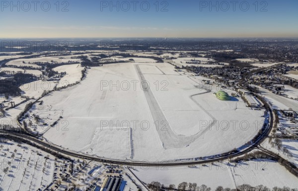 Aerial photo, Airport Essen / Mülheim in winter, Haarzopf, Essen, Ruhr area, North Rhine-Westphalia, Germany, DE, Europe, flight emission, airport, aircraft noise, airfield, runway, aerial photo, aerial photography, aerial photography, snow, runway, overview, bird's-eye view, winter, birds-eyes view, overview