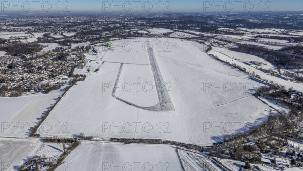 Aerial photo, Airport Essen / Mülheim in winter, Haarzopf, Essen, Ruhr area, North Rhine-Westphalia, Germany, DE, Europe, flight emission, airport, aircraft noise, airfield, runway, aerial photo, aerial photography, aerial photography, Mülheim an der Ruhr, snow, runway, overview, bird's eye view, winter, birds-eyes view, overview