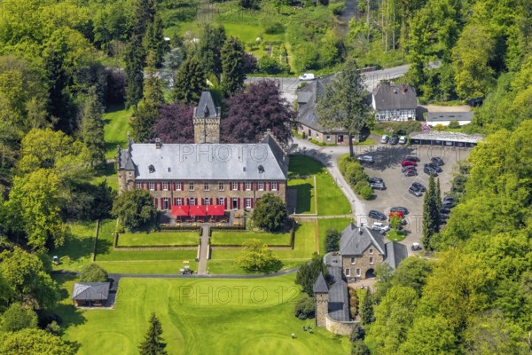 Aerial view, Haus Oefte, Essener Golfclub, Kettwig, Essen, Ruhr area, North Rhine-Westphalia, Germany, DE, Europe, golf, golf course, golf club, golf course, golf meadow, manor house, aerial view, aerial photography, aerial photography, castle, sport, overview, bird's eye view, birds-eyes view, overview