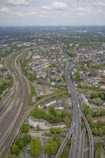 Aerial view, motorway A40 Essen-Centre, view of south-east quarter, Essen, Ruhr area, North Rhine-Westphalia, Germany, motorway A40, railway tracks, DE, Europe, distant view, aerial view, aerial photography, aerial photography, overview, bird's-eye view, overview