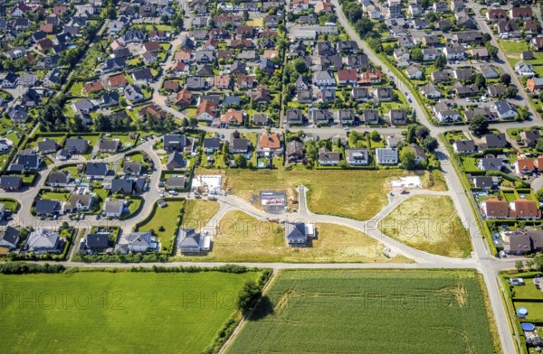 Aerial view, construction site and new construction of residential buildings on Ruhner Weg, Bremen, Ense, Sauerland, North Rhine-Westphalia, Germany, construction work, construction area, building site, building plots, construction project, construction site, DE, Europe, aerial view, aerial photography, aerial photography, new construction, overview, bird's-eye view, overview