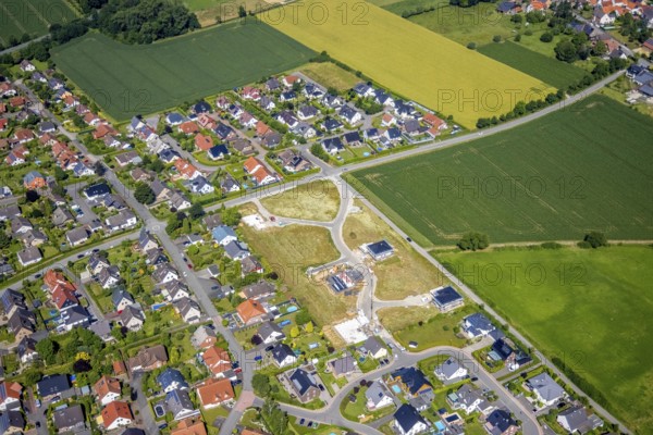 Aerial view, construction site and new construction of residential buildings on Ruhner Weg, Bremen, Ense, Sauerland, North Rhine-Westphalia, Germany, construction work, construction area, building site, building plots, construction project, construction site, DE, Europe, aerial view, aerial photography, aerial photography, new construction, overview, bird's-eye view, overview