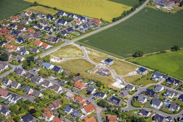 Aerial view, construction site and new construction of residential buildings on Ruhner Weg, Bremen, Ense, Sauerland, North Rhine-Westphalia, Germany, construction work, construction area, building site, building plots, construction project, construction site, DE, Europe, aerial view, aerial photography, aerial photography, new construction, overview, bird's-eye view, overview