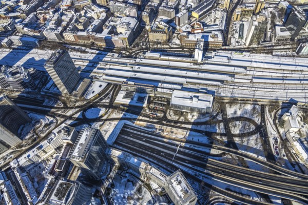 Aerial view, innogy high-rise, Essen central station, southern district, Essen, Ruhr area, North Rhine-Westphalia, Germany, motorway A40, railway tracks, railway station, city, DE, Deutsche Bahn AG, Europe, railway tracks, central station, main station, Huyssenallee, city centre, aerial view, aerial photography, aerial photography, snow, city centre, overview, bird's-eye view, winter, birds-eyes view, overview