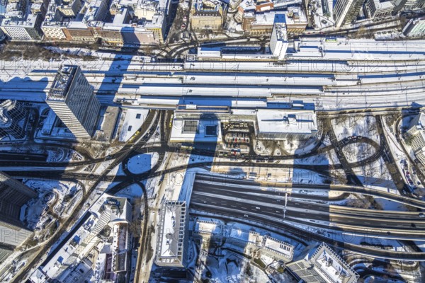 Aerial view, innogy high-rise, Essen central station, southern district, Essen, Ruhr area, North Rhine-Westphalia, Germany, railway tracks, railway station, city, DE, Deutsche Bahn AG, Europe, railway tracks, central station, main station, Huyssenallee, city centre, aerial view, aerial photography, aerial photography, snow, city centre, overview, bird's-eye view, winter, birds-eyes view, overview
