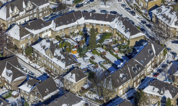 Aerial view, Margarethenhöhe, residential buildings Stiller Weg corner Hoher Weg, gazebos, Essen, Ruhr area, North Rhine-Westphalia, Germany, DE, Europe, property tax, real estate, aerial view, aerial photography, aerial photography, snow, overview, bird's-eye view, winter, housing estate, residential area, residential buildings, residential quality, residential neighbourhood, housing estate, birds-eyes view, overview