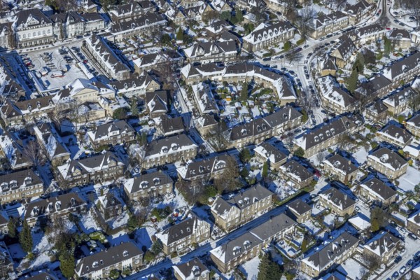 Aerial view, Margarethenhöhe, residential buildings Stiller Weg corner Hoher Weg, garden sheds, Essen, Ruhr area, North Rhine-Westphalia, Germany, DE, Europe, property tax, real estate, aerial view, aerial photography, aerial photography, Margarethe Krupp Foundation, snow, housing estate, overview, bird's eye view, winter, housing estate, living and living, residential area, residential buildings, quality of living, residential neighbourhood, housing estate, birds-eyes view, people-friendly living, overview