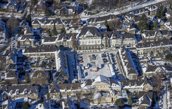 Aerial view, garden city Margarethenhöhe, Kleiner Markt, Gasthaus zur Margarethenhöhe, Essen, Ruhr area, North Rhine-Westphalia, Germany, DE, Europe, property tax, real estate, aerial view, aerial photography, aerial photography, Margarethe Krupp Foundation, market place, snow, housing estate, overview, bird's eye view, winter, housing estate, housing and living, residential area, residential buildings, quality of living, residential neighbourhood, housing estate, birds-eyes view, people-friendly living, overview