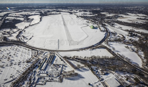 Aerial photo, Airport Essen / Mülheim in winter, Haarzopf, Essen, Ruhr area, North Rhine-Westphalia, Germany, DE, Europe, flight emission, airport, aircraft noise, airfield, runway, aerial photo, aerial photography, aerial photography, snow, runway, overview, bird's eye view, winter, birds-eyes view, overview