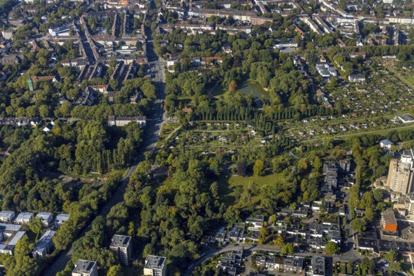Aerial view, Bulmker Park at Florastrasse in the district Gelsenkirchen-Bulmke-Hüllen in Gelsenkirchen, Ruhr area, North Rhine-Westphalia, Germany, DE, recreation area, Europe, leisure area, Gelsenkirchen, green area, aerial view, aerial photography, aerial photography, park, overview, bird's-eye view, overview