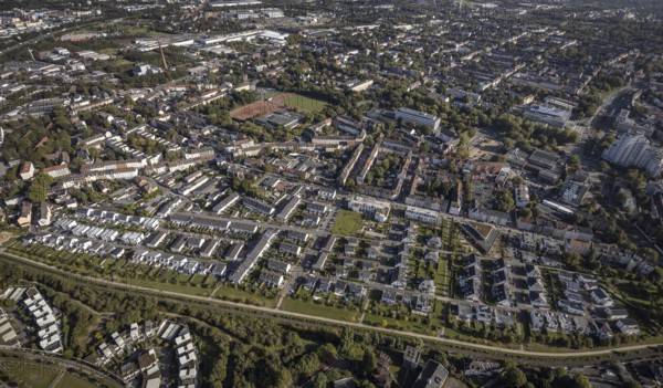 Aerial view, terraced house housing estate between Feldahornstraße and Rheinische Straße as well as Robert-Geritzmann-Höfe in the district Feldmark in Gelsenkirchen, Ruhr area, North Rhine-Westphalia, Germany, DE, Europe, Gelsenkirchen, property tax, real estate, aerial view, aerial photography, aerial photography, overview, bird's-eye view, housing estate, housing and living, residential area, residential houses, quality of living, residential neighbourhood, housing estate, birds-eyes view, overview