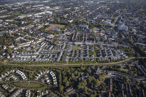 Aerial view, terraced house housing estate between Feldahornstraße and Rheinische Straße as well as Robert-Geritzmann-Höfe in semicircle in the district Feldmark in Gelsenkirchen, Ruhr area, North Rhine-Westphalia, Germany, DE, Europe, Gelsenkirchen, property tax, real estate, aerial view, aerial photography, aerial photography, overview, bird's eye view, housing estate, housing and living, residential area, residential buildings, housing quality, residential neighbourhood, housing estate, birds-eyes view, overview