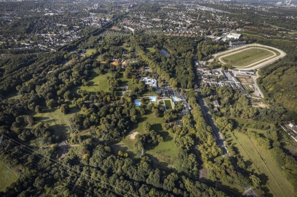 Aerial view, GelsenTrabPark trotting track and Revierpark Nienhausen in the district Feldmark in Gelsenkirchen, Ruhr area, North Rhine-Westphalia, Germany, DE, Europe, Gelsenkirchen, Gesundheitspark Nienhausen, aerial view, aerial photography, aerial photography, racecourse, trotting track, overview, bird's-eye view, overview