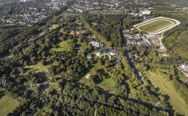 Aerial view, GelsenTrabPark trotting track and Revierpark Nienhausen in the district Feldmark in Gelsenkirchen, Ruhr area, North Rhine-Westphalia, Germany, DE, Europe, Gelsenkirchen, Gesundheitspark Nienhausen, aerial view, aerial photography, aerial photography, racecourse, trotting track, overview, bird's-eye view, overview
