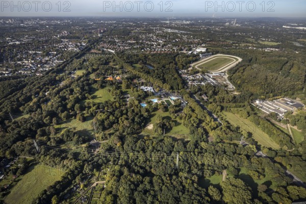 Aerial view, GelsenTrabPark trotting track and Revierpark Nienhausen in the district Feldmark in Gelsenkirchen, Ruhr area, North Rhine-Westphalia, Germany, DE, Europe, Gelsenkirchen, Gesundheitspark Nienhausen, aerial view, aerial photography, aerial photography, racecourse, trotting track, overview, bird's-eye view, overview