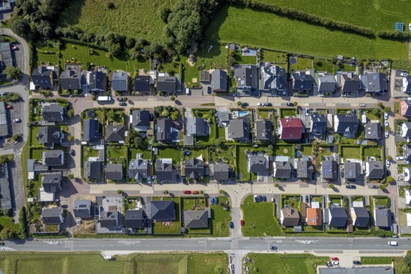Aerial view, terraced house housing estate Dr.-Fritz-Textor-Ring in the district Büttenberg in Ennepetal, Ruhr area, North Rhine-Westphalia, Germany, DE, Ennepetal, Europe, property tax, real estate, aerial view, aerial photography, aerial photography, overview, bird's-eye view, housing estate, housing and living, residential area, residential buildings, quality of living, residential neighbourhood, housing estate, birds-eyes view, overview