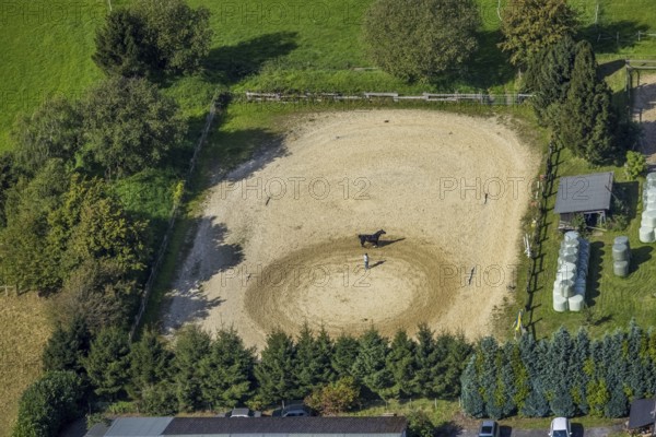 Aerial view, horse training at the Wolfshövel riding centre in the Königsfeld district of Ennepetal, Ruhr area, North Rhine-Westphalia, Germany, DE, Ennepetal, Europe, aerial view, aerial photography, aerial photography, horses, equestrian sports, riding centre, riding school, equestrian sports centre, riding stable, overview, bird's-eye view, overview