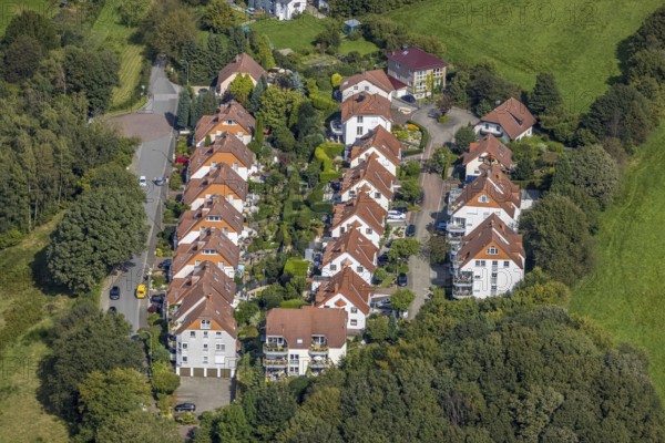 Aerial view, terraced house housing estate Kämpershausweg and Narzissenweg in the district Altenvoerde in Ennepetal, Ruhr area, North Rhine-Westphalia, Germany, DE, Ennepetal, Europe, property tax, real estate, aerial view, aerial photography, aerial photography, overview, bird's-eye view, housing estate, living and living, residential area, residential buildings, quality of living, residential neighbourhood, housing estate, birds-eyes view, overview