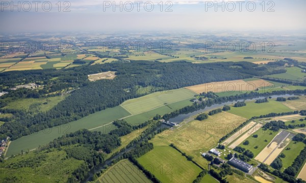 Aerial view, river Ruhr with hydropower plant Echthausen and meadows and fields in Waltringen, Ense, Sauerland, North Rhine-Westphalia, Germany, DE, Europe, distant view, aerial view, aerial photography, aerial photography, townscape, city area, overview, bird's eye view, forest area, hydropower plant, meadows and fields, birds-eyes view, overview